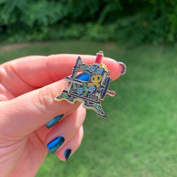 🧵Sewing Machine Pin Brooch🧵 - Picture 2 of 8
